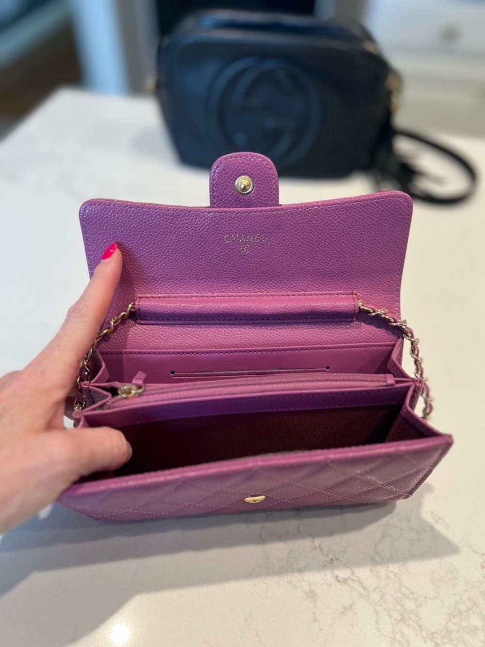 Gorgeous small, mauve, quilted crossbody with gold hardware 🌸 - Picture 4 of 12